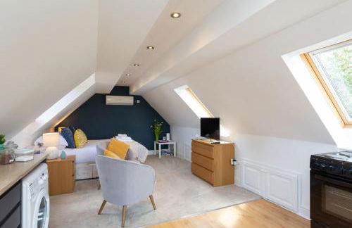 Stunning studio flat with dedicated private garden - Photo 20