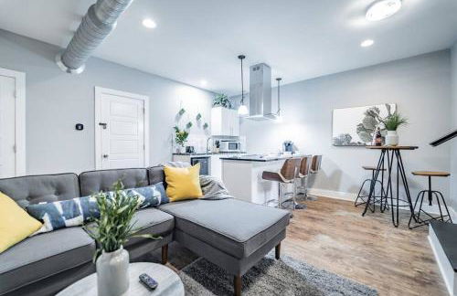 Contemporary 2BR2BA w-King - Den - Private Entry-Yard - Foto 1