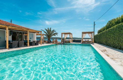 Apartments by the Beach with Pool and Lounge Beds - Miral Apartments - Foto 13
