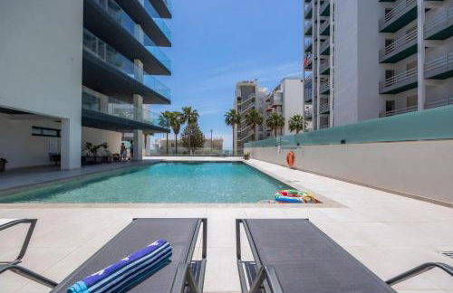 Bright Modern Beachside Apartment with Pool & Seaview - Foto 17