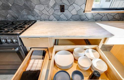 Modern Cabin Near Cheney Lake W Pool and Hot Tub - Foto 37