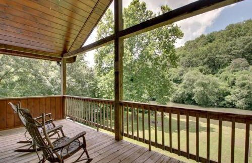 Astounding River View - Outdoor Hot Tub, Volleyball Net, Game Room + More! - Foto 38