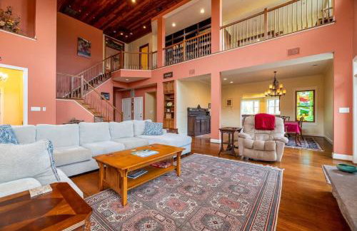 Riverbend Lodge Spacious Riverfront Home with Hot Tub Pool & Mountain view - Foto 24