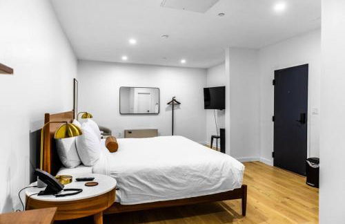 King Bed, Historic Hotel, Bangor, Room # 101 - Foto 9