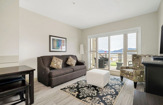 Lakefront Lux 2BR Symphony Of Comfort - Photo 16