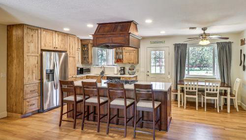 Near Woodland Lake Park Home with Fire Pit! - Foto 5