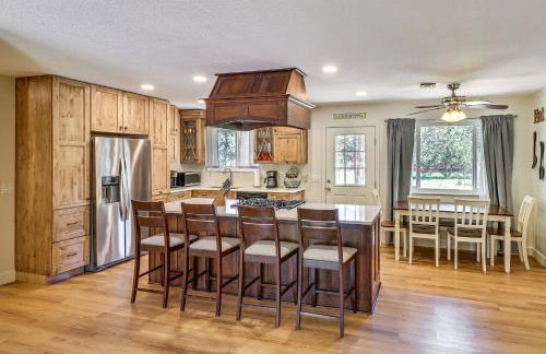 Near Woodland Lake Park Home with Fire Pit! - Foto 5