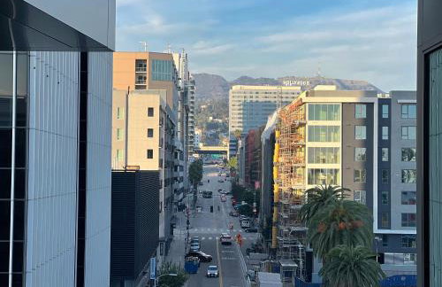 Modern Cosmopolitan APT Mid Hollywood with Free Parking 10mins to Universal Studios - Photo 18