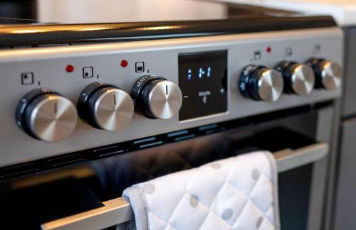 Modern Spacious Home - Parking - Sleeps 6 - minutes from the A1 & the Races - Foto 10