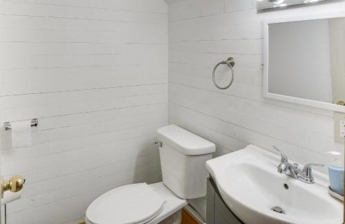 Serene Devils Lake House with Deck and Fire Pit! - Foto 18