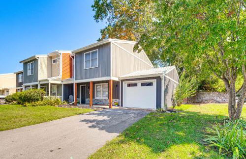 Walk to Main St Hendersonville Chic Home with Yard - Foto 2