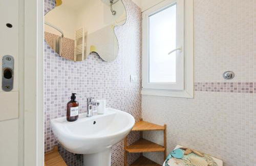 Azure Oasis with parking near the airport & beach - Foto 26