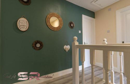 4-BR Hayes Home, Guests 8 - Ideal for Long term stays, Fast unlimited Wi-Fi - Foto 36