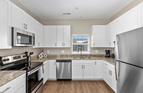 Modern 2BR 2BA New Build Condo with Garage & Patio - Foto 11