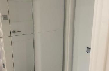 Lovely Modern studio flat with jacuzzi bath free parking - Foto 6