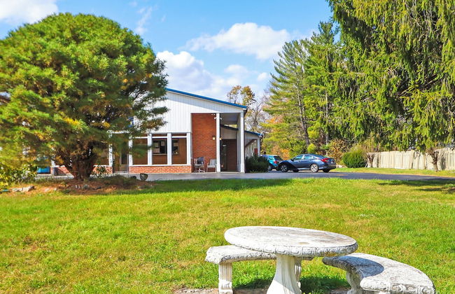 Hotel O Relax Inn Lewisburg near I-64 - Photo 3