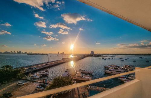 Bayfront Apartment Breathtaking Views- one bedroom w balcony- living room -Free Parking - Foto 1