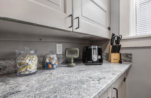 Completely Remodeled Walking Distance to Downtown Close to the Beach Downstairs Washer Dryer - Foto 26