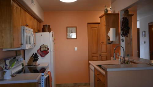 Golf course condo in Moab - Photo 4, stove