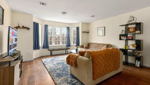 Newark Gem Pearl 3BR, 2BA - Sleeps 10 - Walk to Prudential Center and Newark Penn Station, Near EWR and American Dream Mall, includes WiFi - Laundry - Backyard - Gym - Foto 2