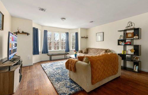 Newark Gem Pearl 3BR, 2BA - Sleeps 10 - Walk to Prudential Center and Newark Penn Station, Near EWR and American Dream Mall, includes WiFi - Laundry - Backyard - Gym - Foto 2