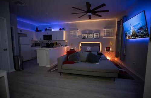 Pet Friendly Modern Zen Studio Retreat W/ Hot Tub! Home by RedAwning - Foto 14