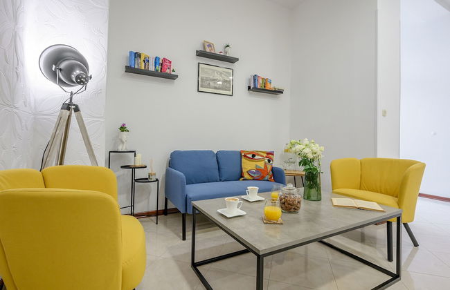 Yellow house with private parking - Photo 3