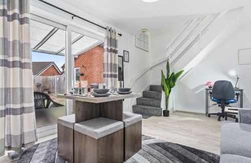 Telford Centre House with Parking, Garden, Wi-Fi - Photo 2