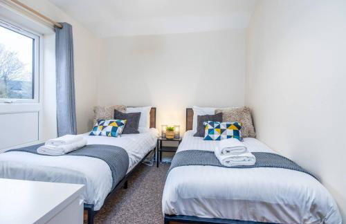 4Bed Central House w Parking & Garden - Foto 10