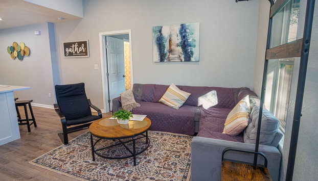 Escape to 4BR 3BA Brand New Downtown Home - Foto 4, Habitación