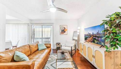 Heart of SoCo 2BR and 1BR King Suites with Free Parking, Pool, and Laundry Center - Foto 3