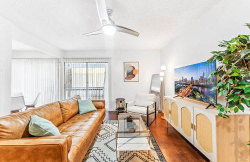 Heart of SoCo 2BR and 1BR King Suites with Free Parking, Pool, and Laundry Center - Foto 3