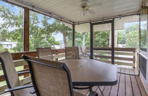 Lakefront Escape, Sunrise Views, Boat Slip & Community Dock Access - Foto 38