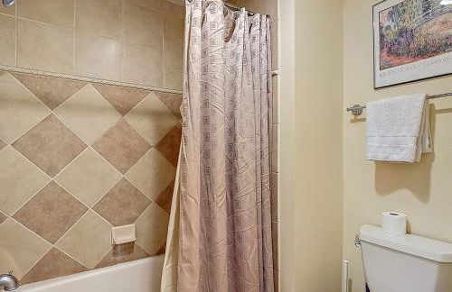 3-BR Condo with Dreamy Balcony Views, Walk to Pool - Foto 19