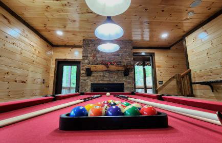 Luxe Cabin with Game Room, Hot Tub & Firepit - Foto 5