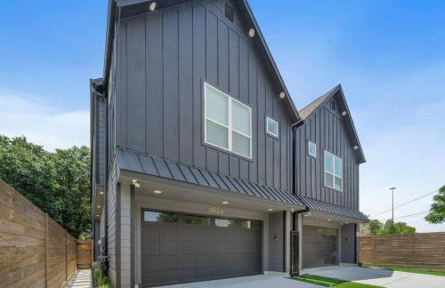 Black House - Downtown Elegance with HotTub and King Beds - Photo 2