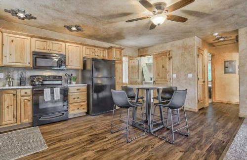 2BR Cottage with outdoor seating near Hiking & DT - Foto 12