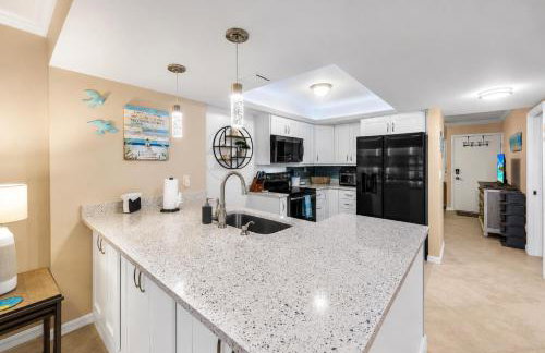 Waterfront Island Oasis! Heated Pool with Stunning View & 2 Full Bath - Foto 4