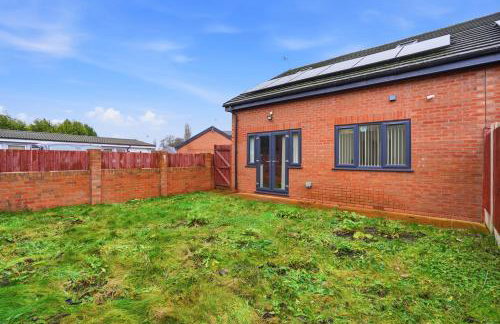 Spacious Ensuite Home near M6 with Driveway Parking - Foto 30