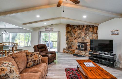 Furnished Deck and Fire Pit Sherwood Forest Cabin - Foto 6