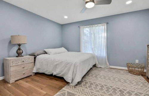 3 Bedroom Hilltop Escape with 5 Private Acres and Hot Tub - Foto 5