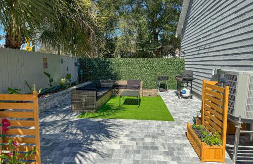 Updated, dog-friendly gem w/fenced yard, foosball & pool tables, WiFi, fireplace - Foto 33