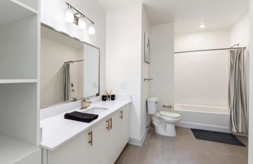 Elegant 2BR with Resort Pool and Lounge Areas 2 - Photo 26