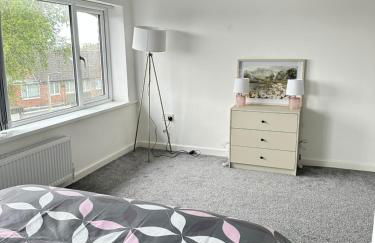 Cozy Family House 10 min from Manchester Airport - Photo 48