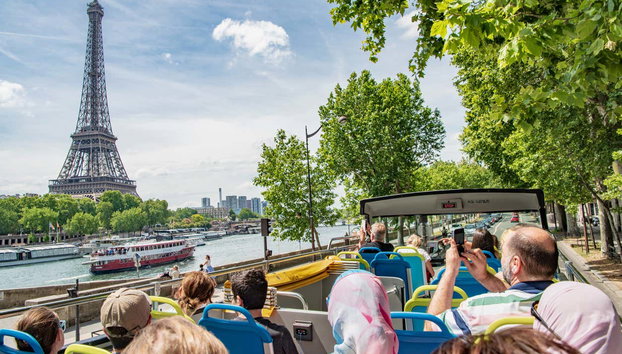 Visite panoramique à bord du bus durable Tootbus - Photo 5, Contemplez la Tour Eiffel depuis le bus