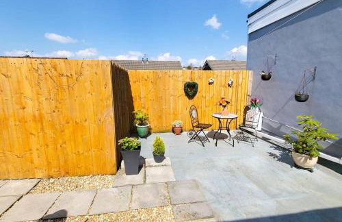 Lovely & modern 2-Bedroom Flat above shop in Tonteg - Foto 15