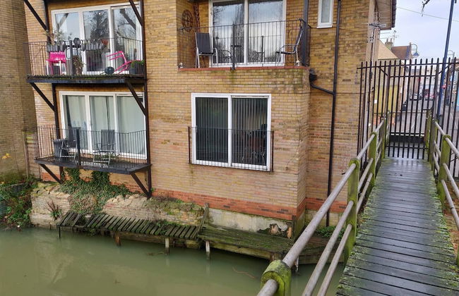 Waterfront Apartment In The Heart Of St Neots - Photo 39