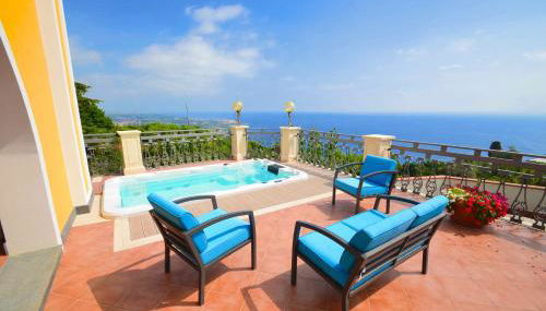 Villa La Timpa - antica e maestosa villa con jacuzzi privata con una meravigliosa vista sull'Etna e sul mare - Foto 1