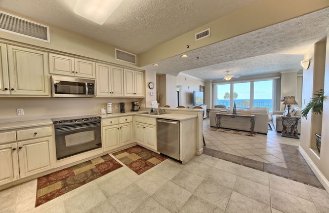 Beautiful Beachfront Condo with Pool View - Unit 0203 by RedAwning - Foto 13