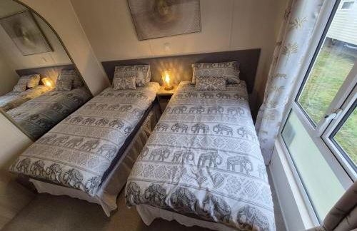 The Blue Lagoon 2 bedroom lodge with hot tub - Foto 41